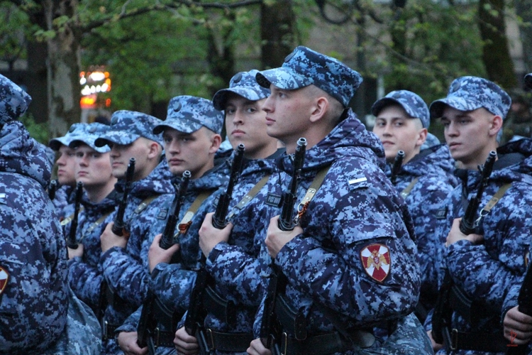 В Калининграде росгвардейцы приняли участие в первой ночной репетиции  парада Победы 