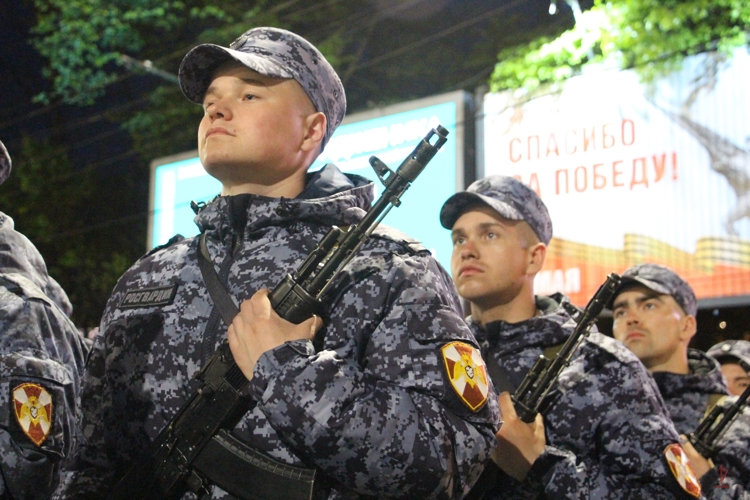 В Калининграде росгвардейцы приняли участие в первой ночной репетиции  парада Победы 