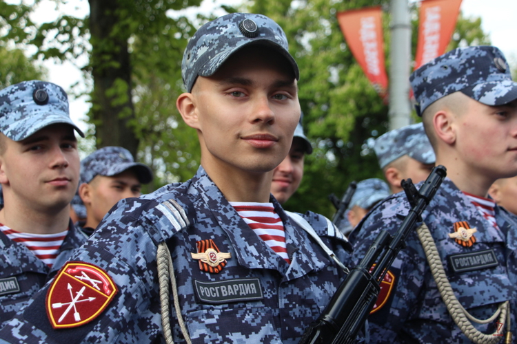 В Калининграде росгвардейцы приняли участие в праздничных мероприятиях, посвященных 80-летию Победы (видео)