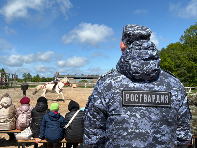Дети военнослужащих и сотрудников калининградской Росгвардии посетили конноспортивный праздник