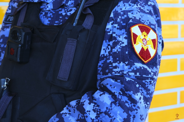 Сотрудники вневедомственной охраны Росгвардии задержали калининградца, разбившего входные двери в кафе и магазин (видео)