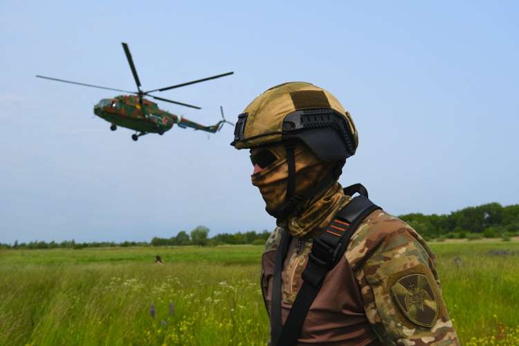 В Калининградской области спецназ Росгвардии отработал беспарашютное десантирование с вертолета (видео)