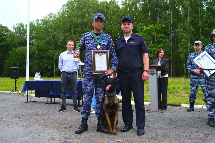Калининградские росгвардейцы завоевали «золото» и «бронзу» на региональных соревнованиях специалистов-кинологов (видео)