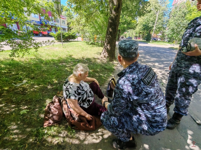 Росгвардейцы оказали первую доврачебную помощь жительнице Калининграда, получившей солнечный удар
