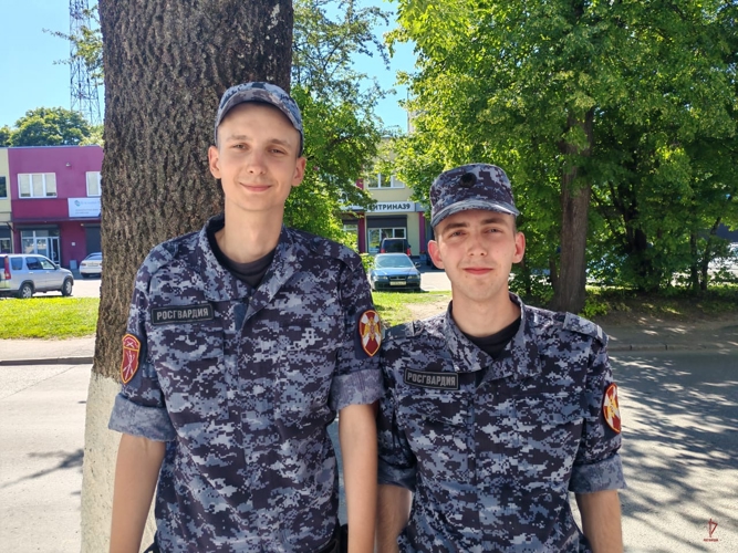 Росгвардейцы оказали первую доврачебную помощь жительнице Калининграда, получившей солнечный удар