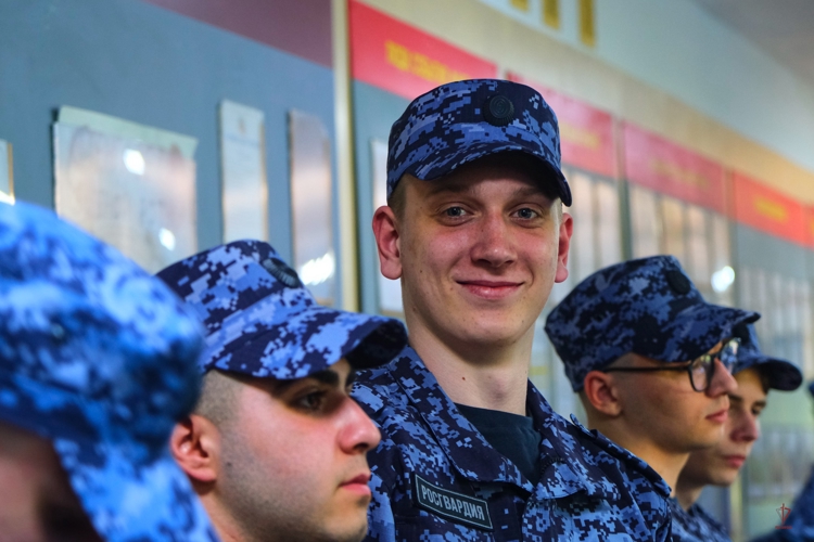 18 юношей из Калининградской области прибыли на службу в специальный моторизованный полк Северо-Западного округа Росгвардии
