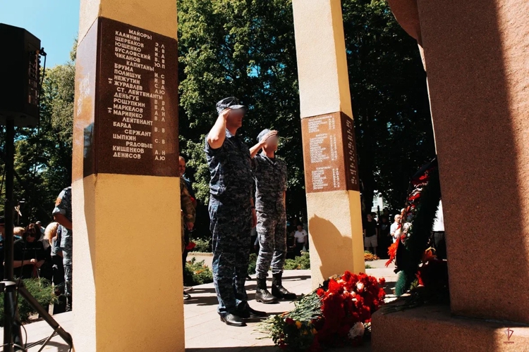 В Калининграде военнослужащие специального моторизованного полка Северо-Западного округа Росгвардии почтили память ветеранов боевых действий