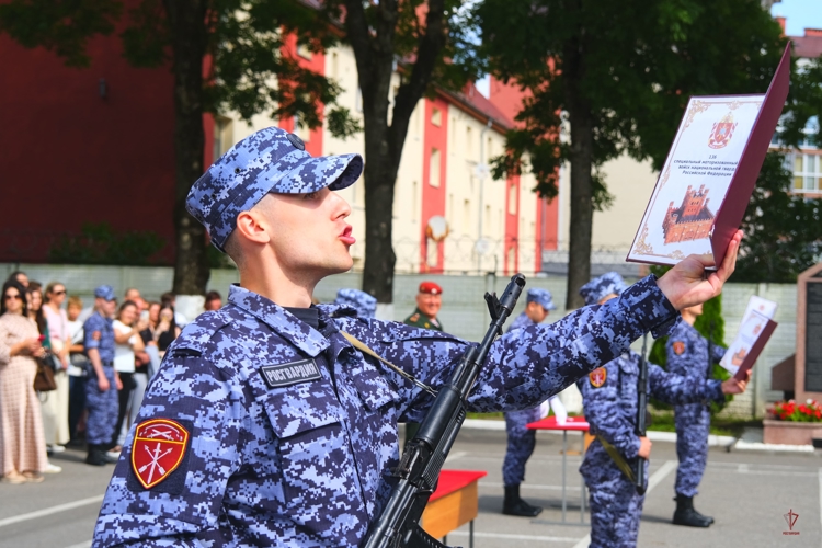 Призванные на службу в Росгвардию молодые калининградцы приняли Военную присягу (видео)