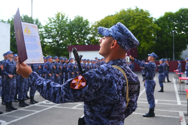 Призванные на службу в Росгвардию молодые калининградцы приняли Военную присягу (видео)