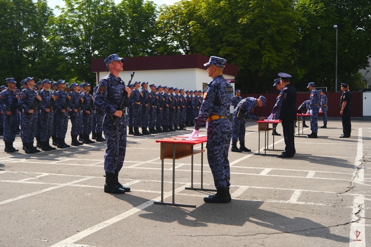 Призванные на службу в Росгвардию молодые калининградцы приняли Военную присягу (видео)