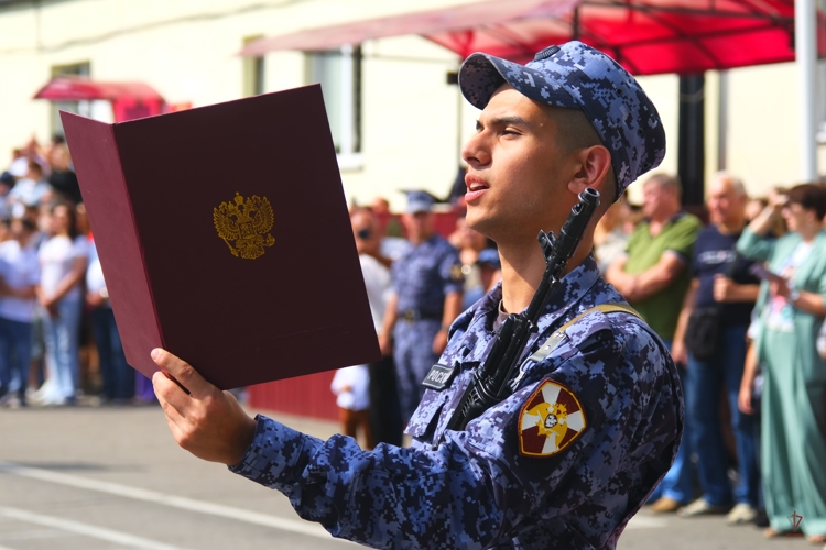 Призванные на службу в Росгвардию молодые калининградцы приняли Военную присягу (видео)