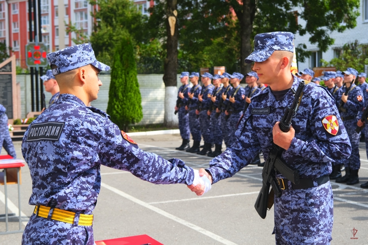 Призванные на службу в Росгвардию молодые калининградцы приняли Военную присягу (видео)