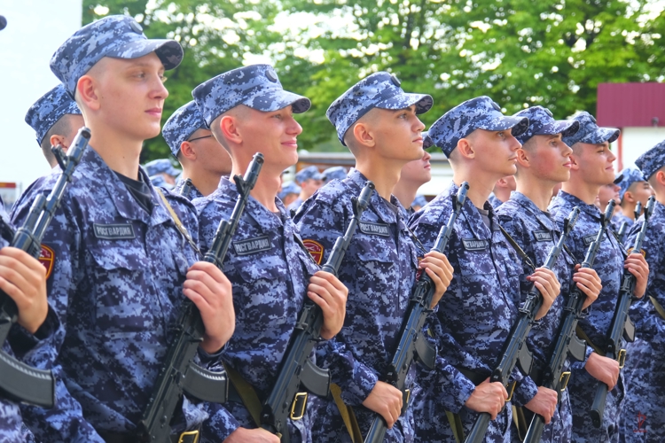 Призванные на службу в Росгвардию молодые калининградцы приняли Военную присягу (видео)