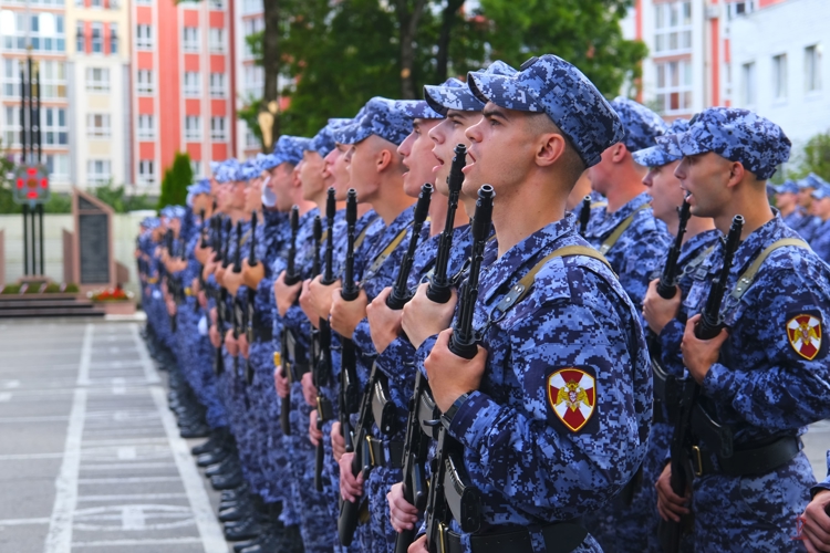 Призванные на службу в Росгвардию молодые калининградцы приняли Военную присягу (видео)