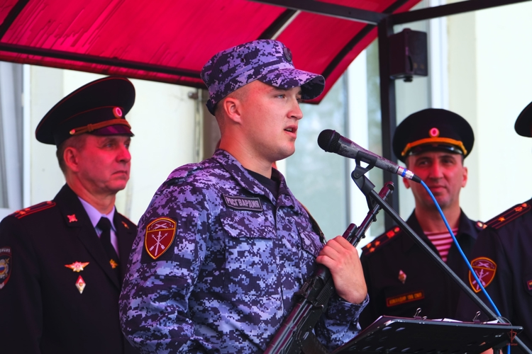 Призванные на службу в Росгвардию молодые калининградцы приняли Военную присягу (видео)