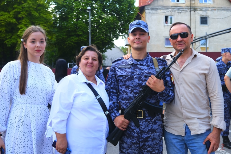 Призванные на службу в Росгвардию молодые калининградцы приняли Военную присягу (видео)