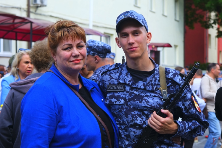 Призванные на службу в Росгвардию молодые калининградцы приняли Военную присягу (видео)