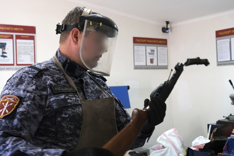 Специалисты Росгвардии уничтожили партию добровольно сданного и изъятого оружия в Калининграде (видео)