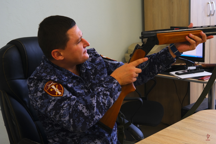 Росгвардия принимает от калининградцев оружие для последующей передачи в зону проведения СВО