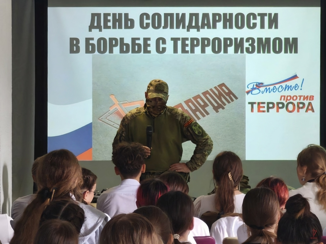 «Вместе против террора»: сотрудники ОМОН «Град» Росгвардии провели занятие для калининградских школьников