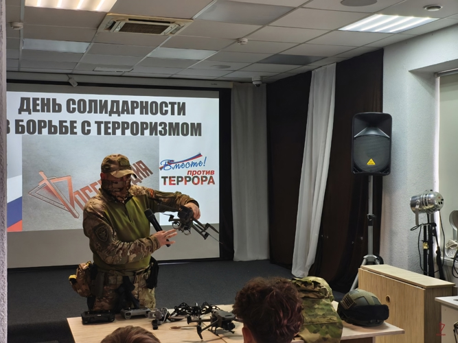 «Вместе против террора»: сотрудники ОМОН «Град» Росгвардии провели занятие для калининградских школьников