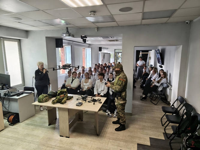 «Вместе против террора»: сотрудники ОМОН «Град» Росгвардии провели занятие для калининградских школьников