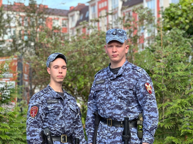 Росгвардейцы пришли на помощь пожилой женщине, упавшей на улице в Калининграде (видео)
