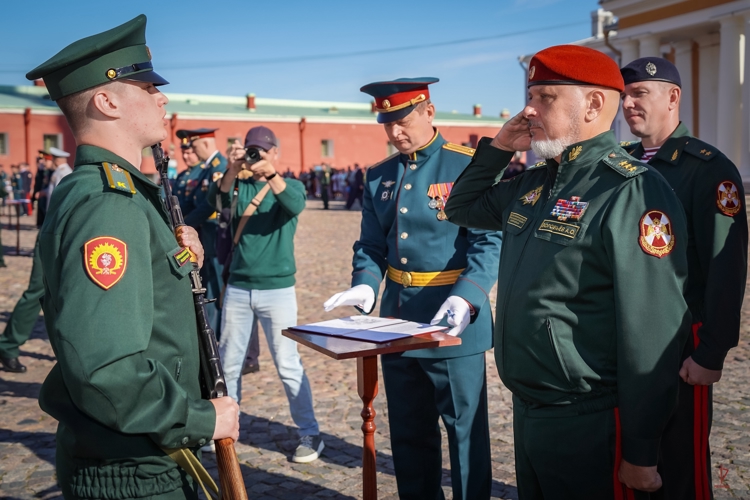 Калининградские первокурсники Военной академии Росгвардии приняли Военную присягу в Санкт-Петербурге