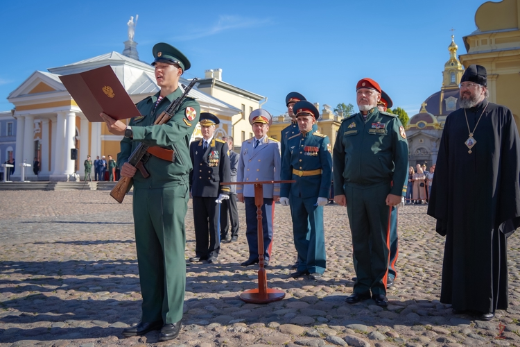 Калининградские первокурсники Военной академии Росгвардии приняли Военную присягу в Санкт-Петербурге