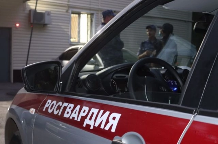 Росгвардейцы задержали калининградца, который разжег костер в центре города