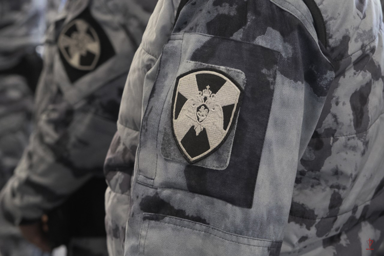 При содействии ОМОН «Град» Росгвардии задержана жительница Гурьевского района, подозреваемая в незаконном обороте синтетических наркотиков (видео)