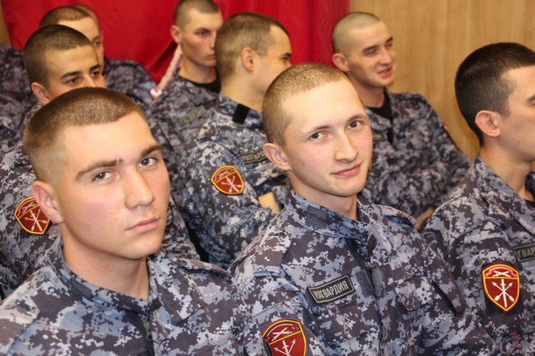 В Калининграде состоялась церемония чествования увольняемых в запас военнослужащих специального моторизованного полка Росгвардии (видео)