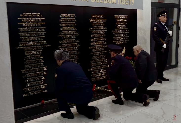 В Калининграде росгвардейцы почтили память погибших сослуживцев