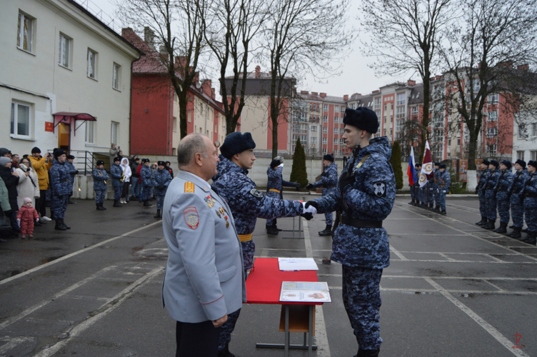 Молодые калининградцы, призванные на службу в Росгвардию, приняли Военную присягу 