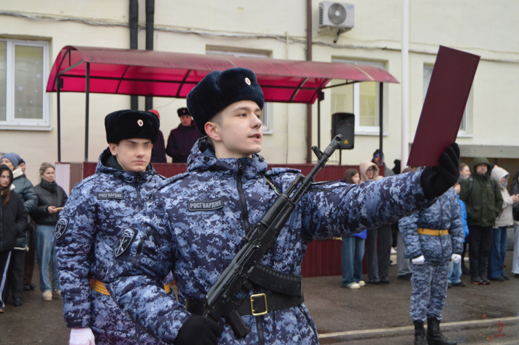 Молодые калининградцы, призванные на службу в Росгвардию, приняли Военную присягу 