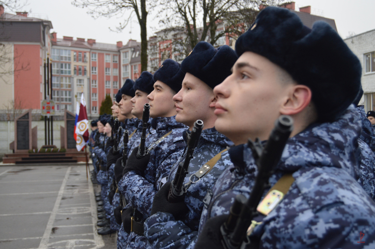 Молодые калининградцы, призванные на службу в Росгвардию, приняли Военную присягу 