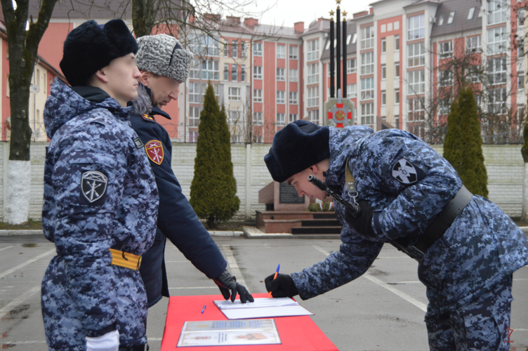 Молодые калининградцы, призванные на службу в Росгвардию, приняли Военную присягу 