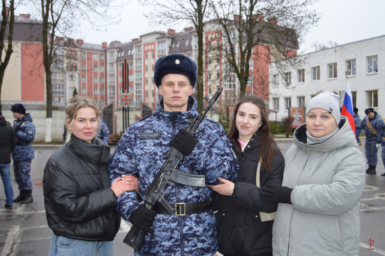 Молодые калининградцы, призванные на службу в Росгвардию, приняли Военную присягу 