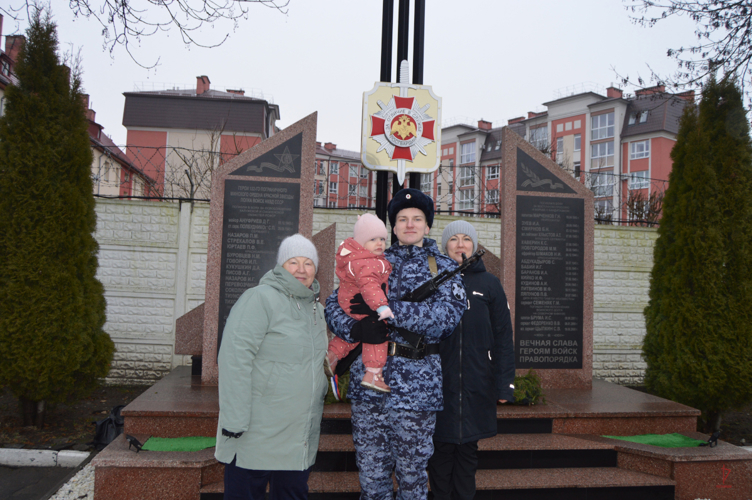 Молодые калининградцы, призванные на службу в Росгвардию, приняли Военную присягу 