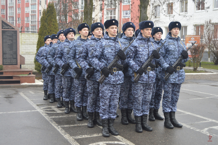 Молодые калининградцы, призванные на службу в Росгвардию, приняли Военную присягу 