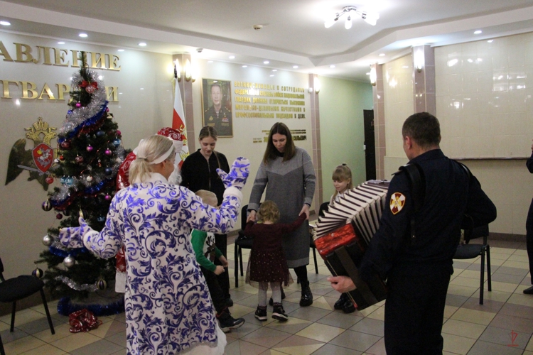 Калининградские росгвардейцы присоединились к ежегодной всероссийской акции «Ёлка желаний» (видео)