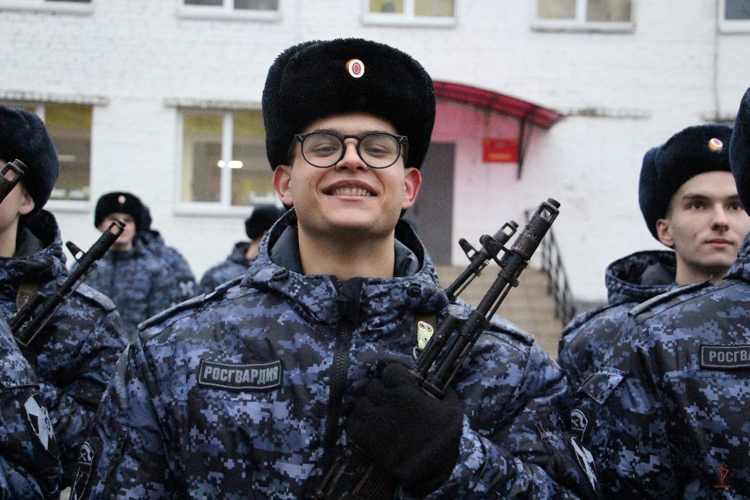 Призванные на службу в Росгвардию молодые калининградцы приняли Военную присягу 