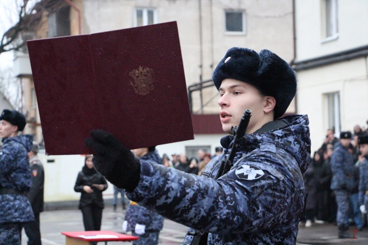 Призванные на службу в Росгвардию молодые калининградцы приняли Военную присягу 