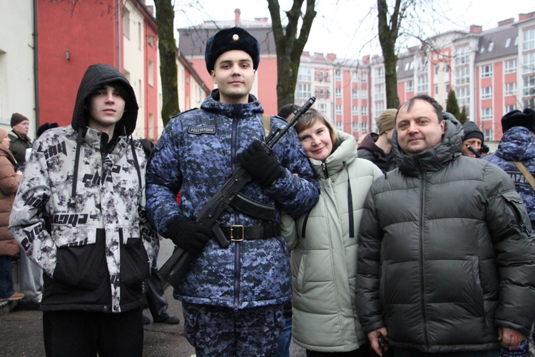 Призванные на службу в Росгвардию молодые калининградцы приняли Военную присягу 