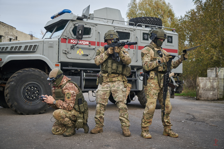 При силовой поддержке СОБР «Викинг» Росгвардии за год задержаны более 260 подозреваемых в совершении преступлений (видео)