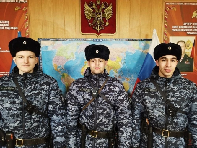 Росгвардейцы пришли на помощь женщине, упавшей на улице в Калининграде (видео)