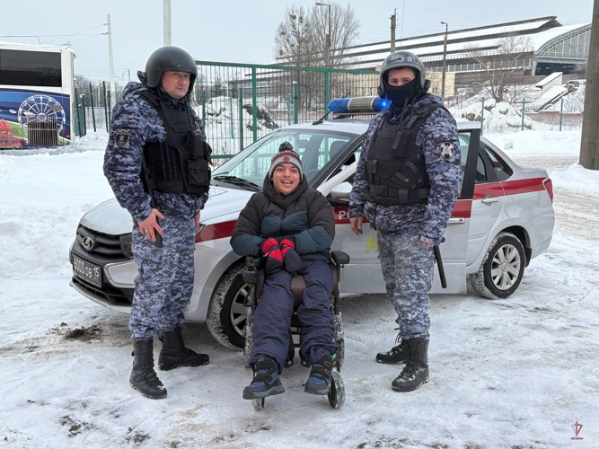 В рамках акции «Елка желаний» росгвардейцы исполнили желание подростка из Калининграда (видео)