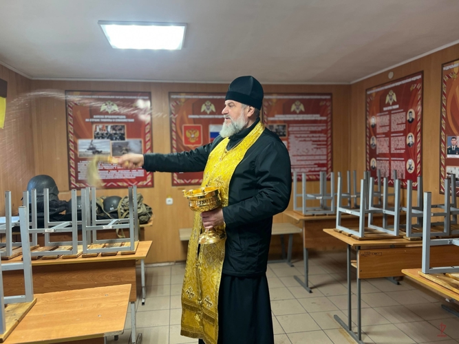 В Калининграде настоятель храма Георгия Победоносца провел церемонию освящения специального моторизованного полка Росгвардии 