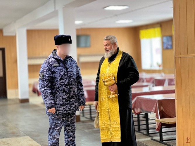 В Калининграде настоятель храма Георгия Победоносца провел церемонию освящения специального моторизованного полка Росгвардии 