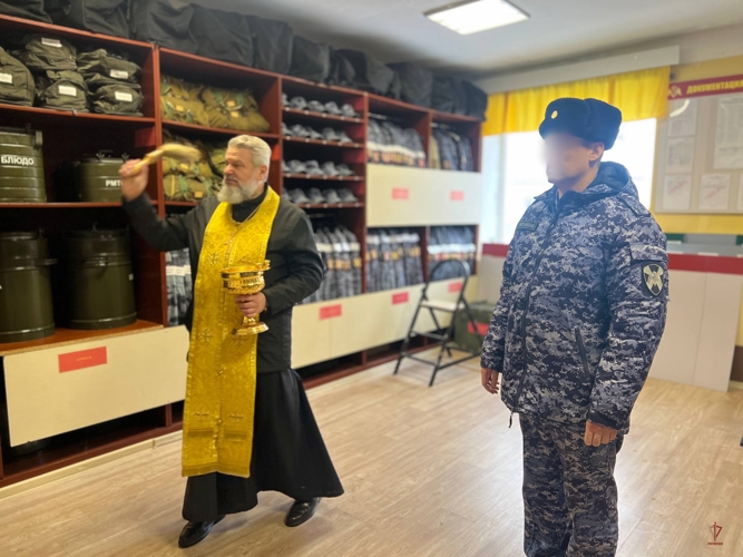 В Калининграде настоятель храма Георгия Победоносца провел церемонию освящения специального моторизованного полка Росгвардии 
